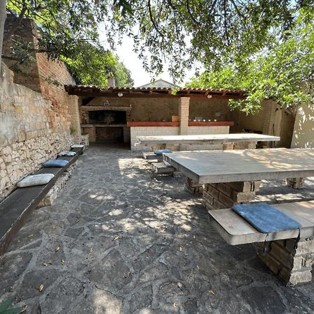 Central Studio Apartments & Dormitory Rooms Supetar Extérieur photo