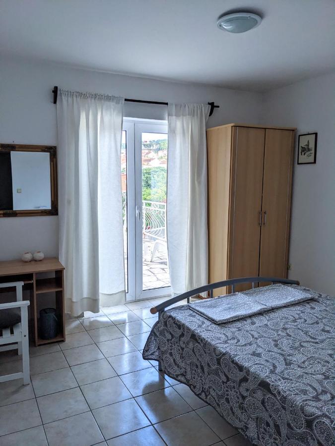 Central Studio Apartments & Dormitory Rooms Supetar Extérieur photo