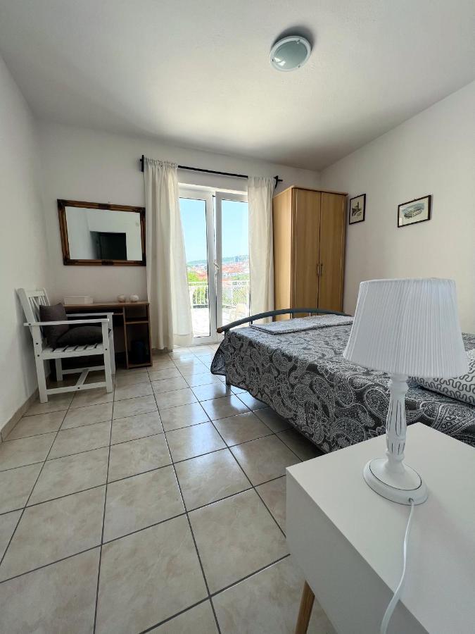Central Studio Apartments & Dormitory Rooms Supetar Extérieur photo