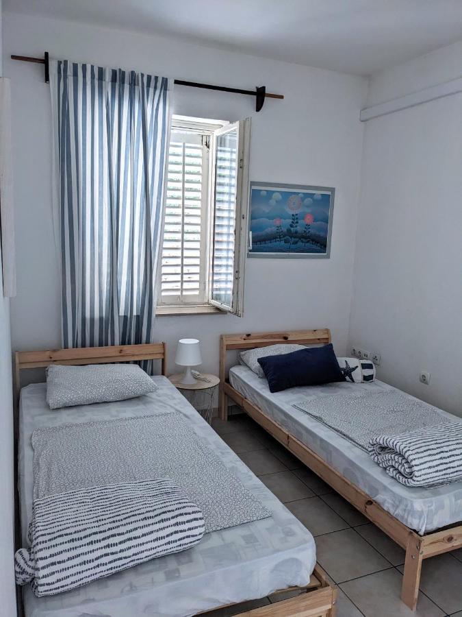 Central Studio Apartments & Dormitory Rooms Supetar Extérieur photo