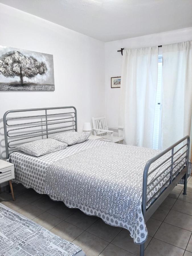 Central Studio Apartments & Dormitory Rooms Supetar Extérieur photo