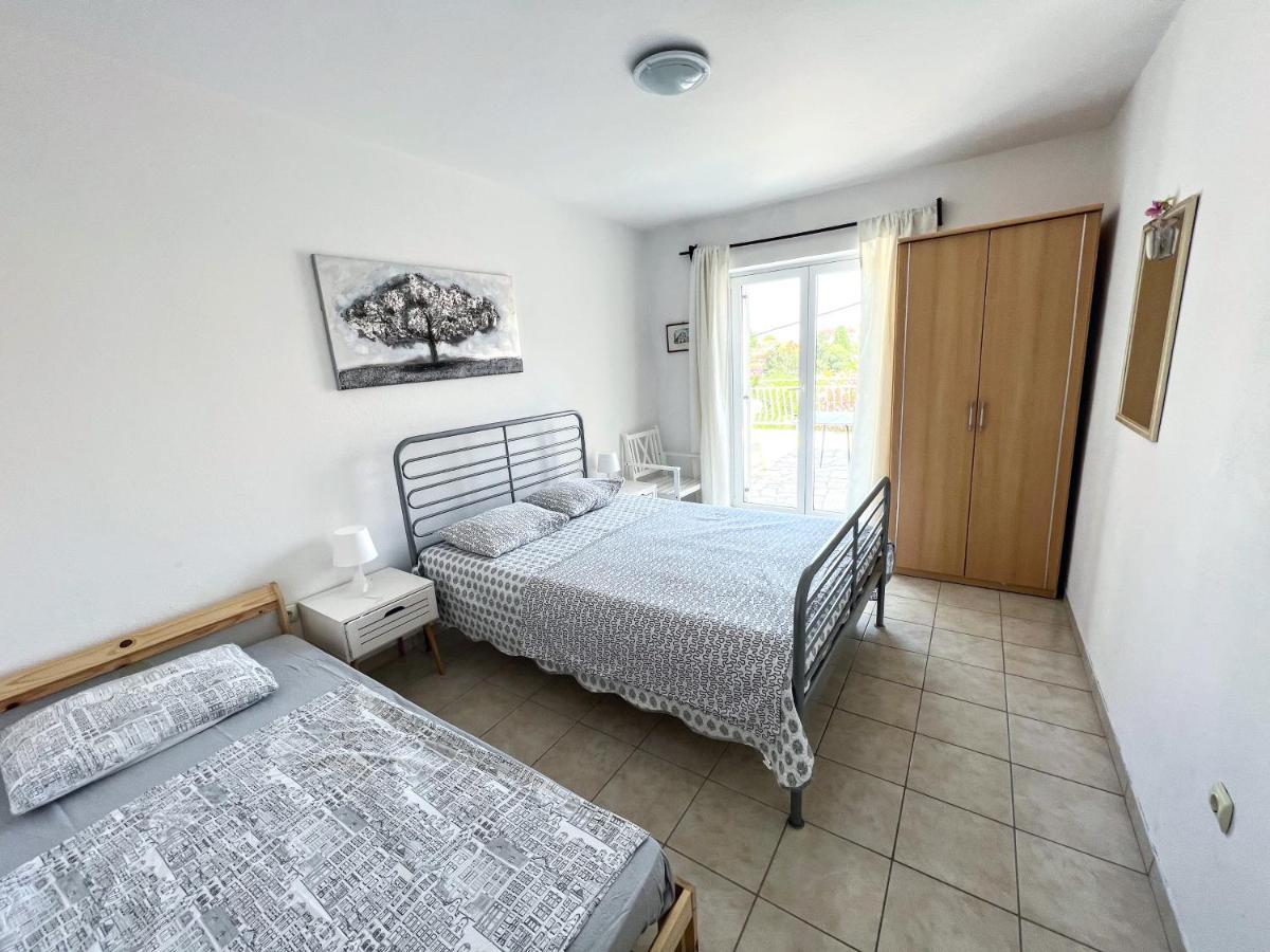Central Studio Apartments & Dormitory Rooms Supetar Extérieur photo
