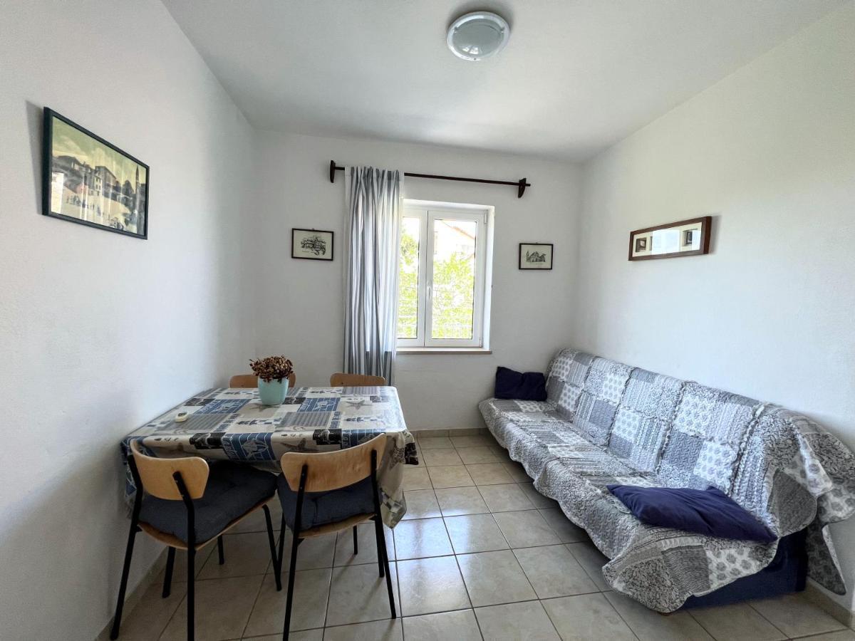 Central Studio Apartments & Dormitory Rooms Supetar Extérieur photo