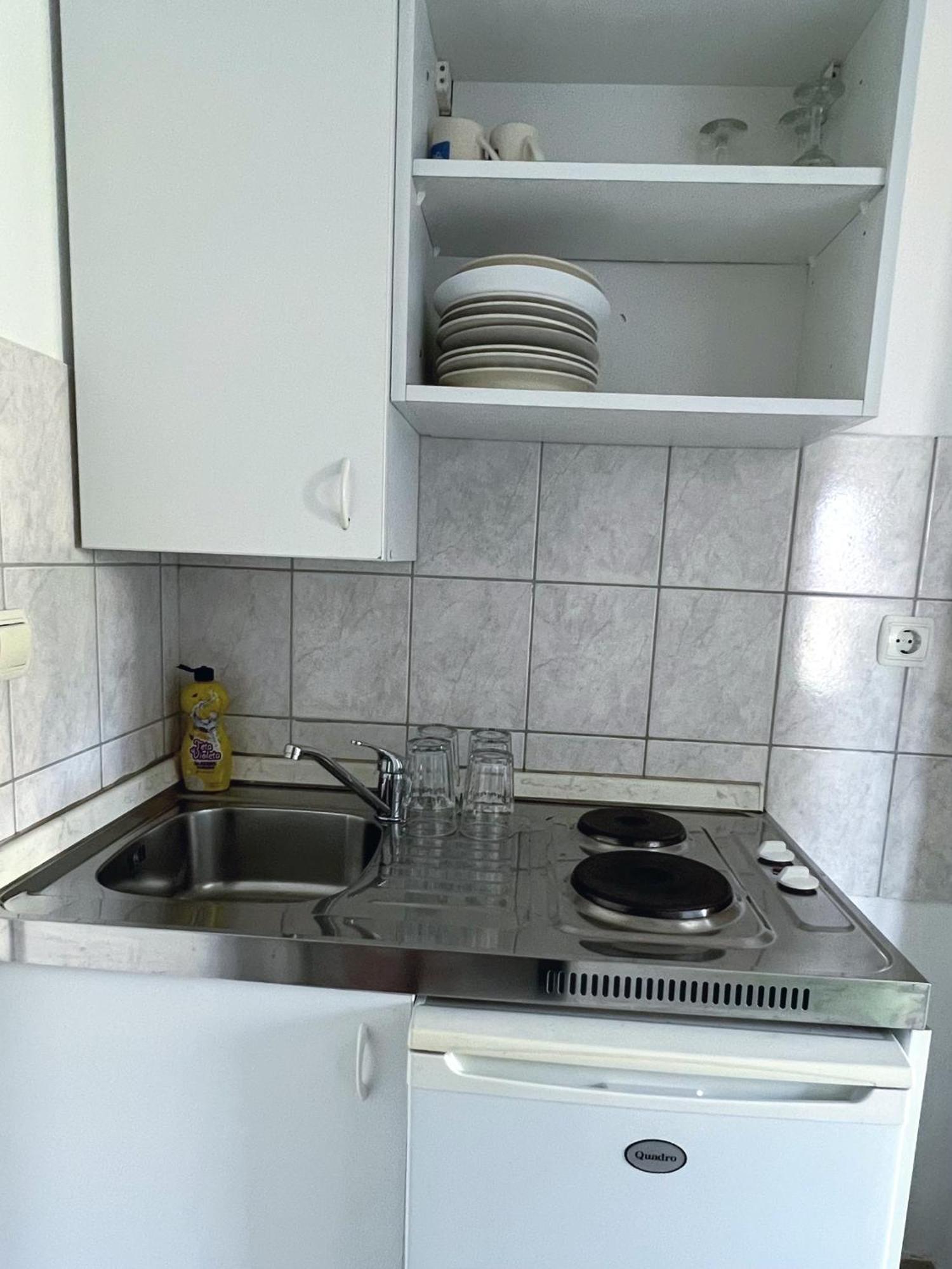 Central Studio Apartments & Dormitory Rooms Supetar Extérieur photo