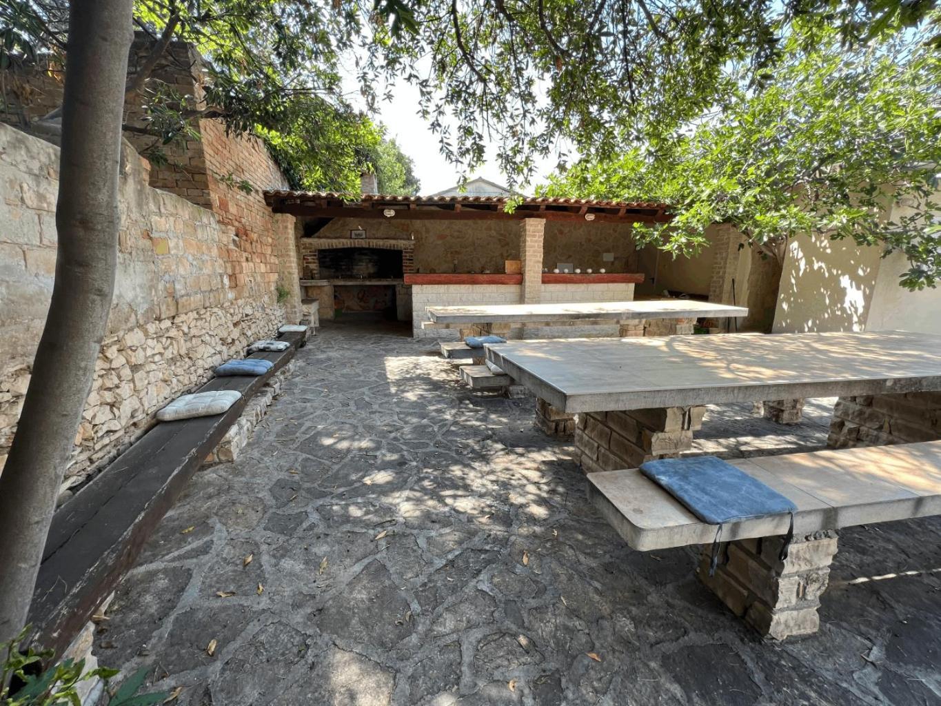 Central Studio Apartments & Dormitory Rooms Supetar Extérieur photo
