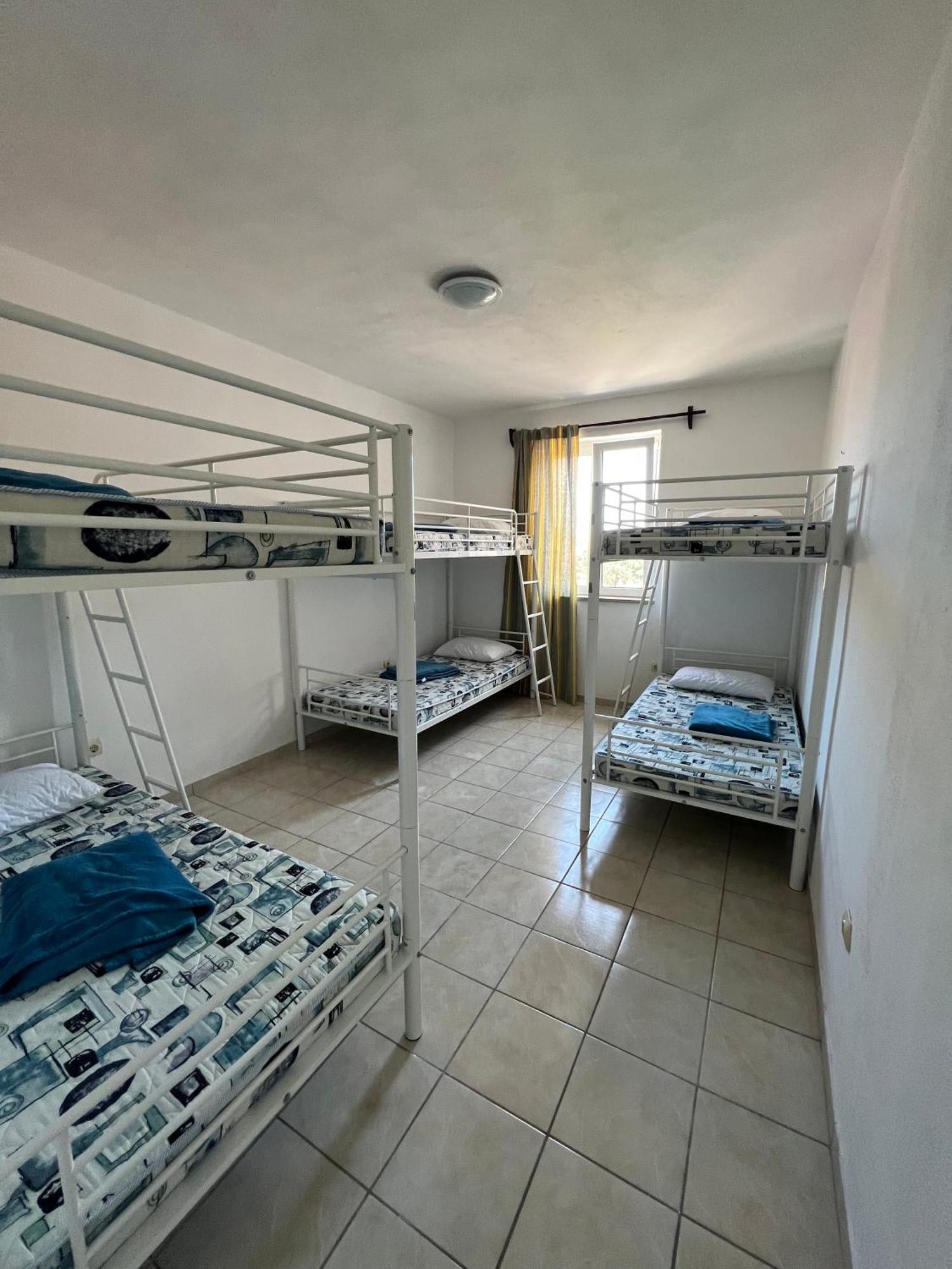 Central Studio Apartments & Dormitory Rooms Supetar Extérieur photo