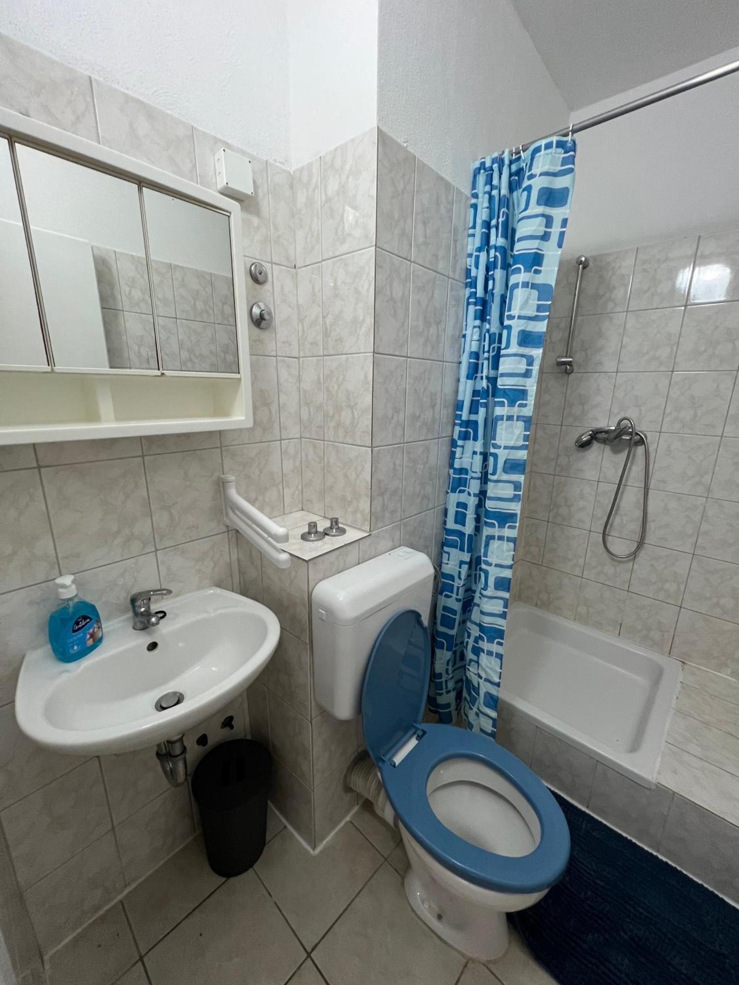 Central Studio Apartments & Dormitory Rooms Supetar Extérieur photo