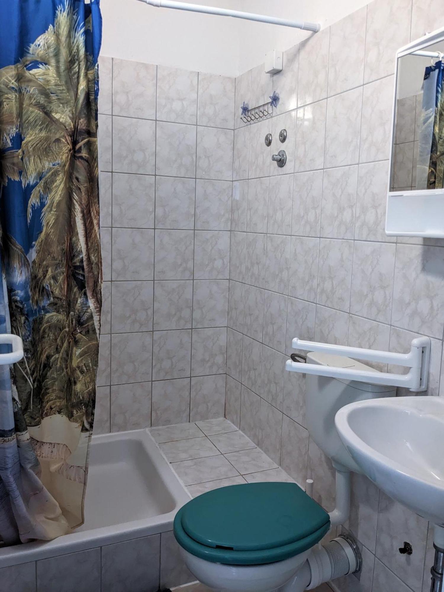 Central Studio Apartments & Dormitory Rooms Supetar Extérieur photo