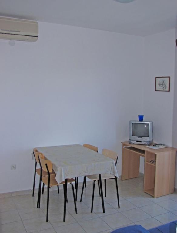 Central Studio Apartments & Dormitory Rooms Supetar Extérieur photo