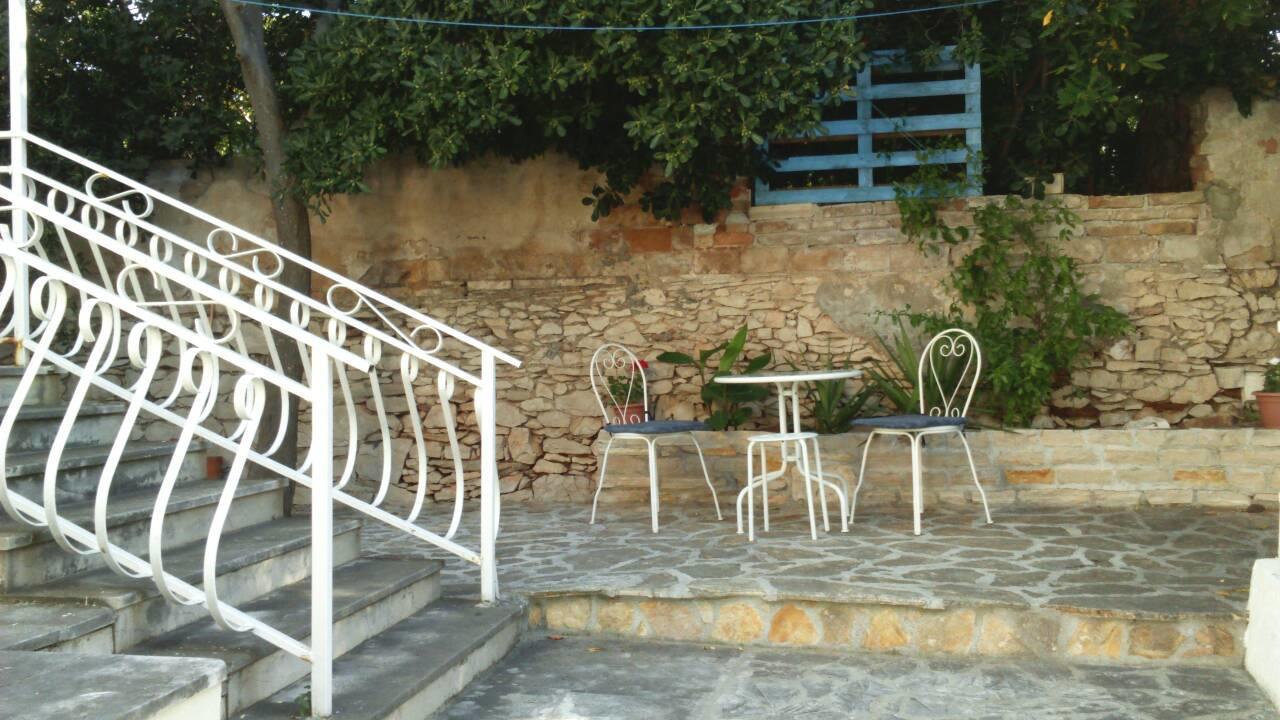 Central Studio Apartments & Dormitory Rooms Supetar Extérieur photo