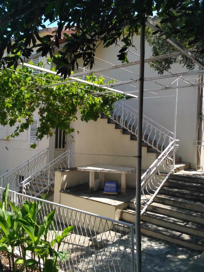Central Studio Apartments & Dormitory Rooms Supetar Extérieur photo